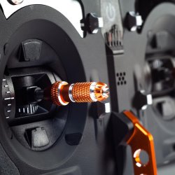 iX20, 2,4GHz sender fra Spektrum.