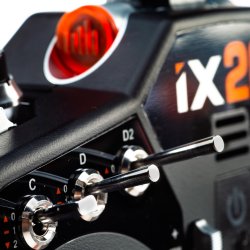 iX20, 2,4GHz sender fra Spektrum.